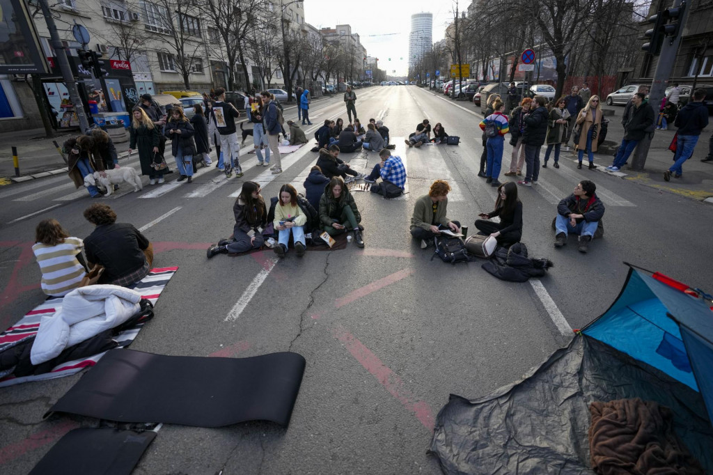 Študenti blokujú doležitú križovatku v Belehrade.  FOTO TASR/AP
