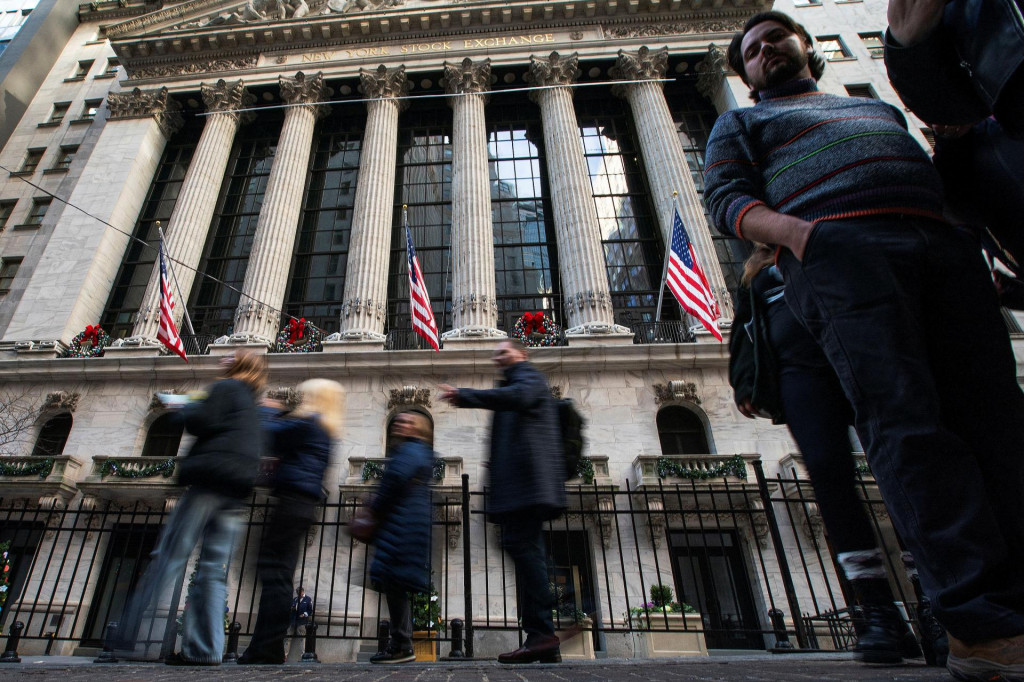 People walk outside the New York Stock Exchange in New York, U.S., December 29, 2023. REUTERS/Eduardo Munoz FOTO: Eduardo Munoz