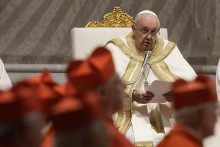 Pápež František číta posolstvo počas predsedania prvým vešperám a modlitbe Te Deum, obradu vďakyvzdania za koniec roka v Bazilike sv. Petra vo Vatikáne. FOTO: TASR/AP