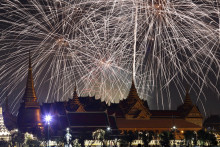 Novoročné oslavy v thajskom Bangkoku. FOTO: Reuters