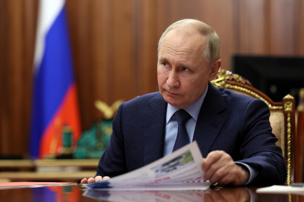 Russian President Vladimir Putin attends a meeting with CEO of Rostec state corporation Sergei Chemezov in Moscow, Russia, December 28, 2023. Sputnik/Gavriil Grigorov/Kremlin via REUTERS ATTENTION EDITORS - THIS IMAGE WAS PROVIDED BY A THIRD PARTY. FOTO: Sputnik