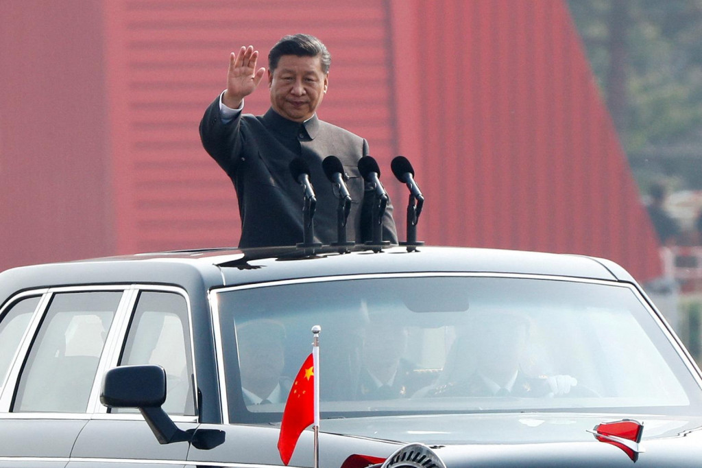 FILE PHOTO: Chinese President Xi Jinping waves from a vehicle as he reviews the troops at a military parade marking the 70th founding anniversary of People‘s Republic of China, China October 1, 2019. REUTERS/Thomas Peter/File Photo FOTO: Thomas Peter