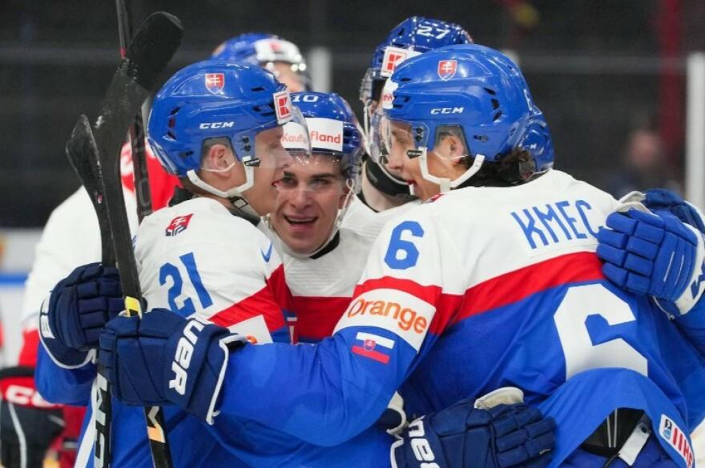 Slovenskí hokejisti oslavujú gól v zápase proti Česku. FOTO: IIHF