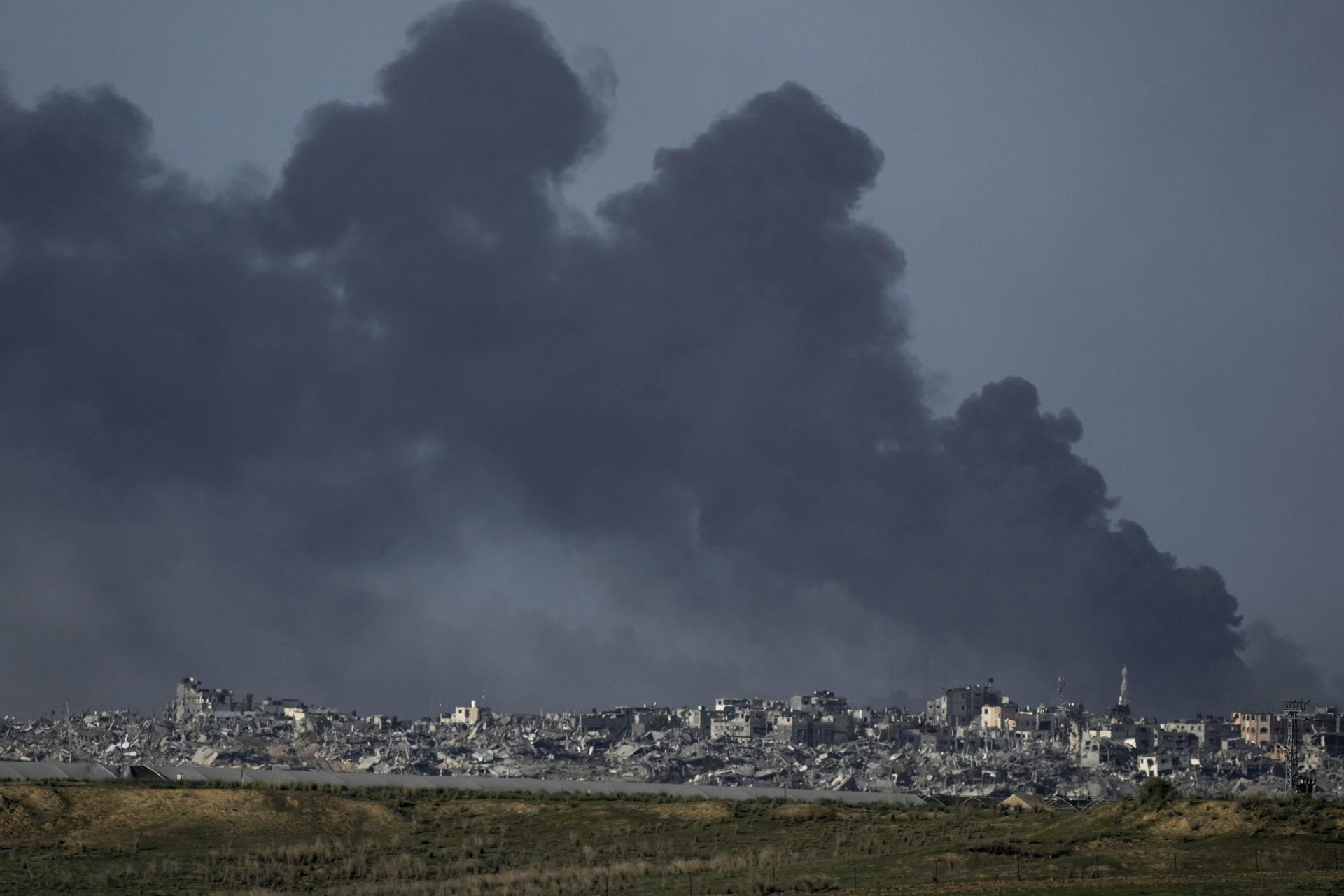 Z niektorých štvrtí mesta Gazy sa stiahli izraelské tanky, píše Reuters