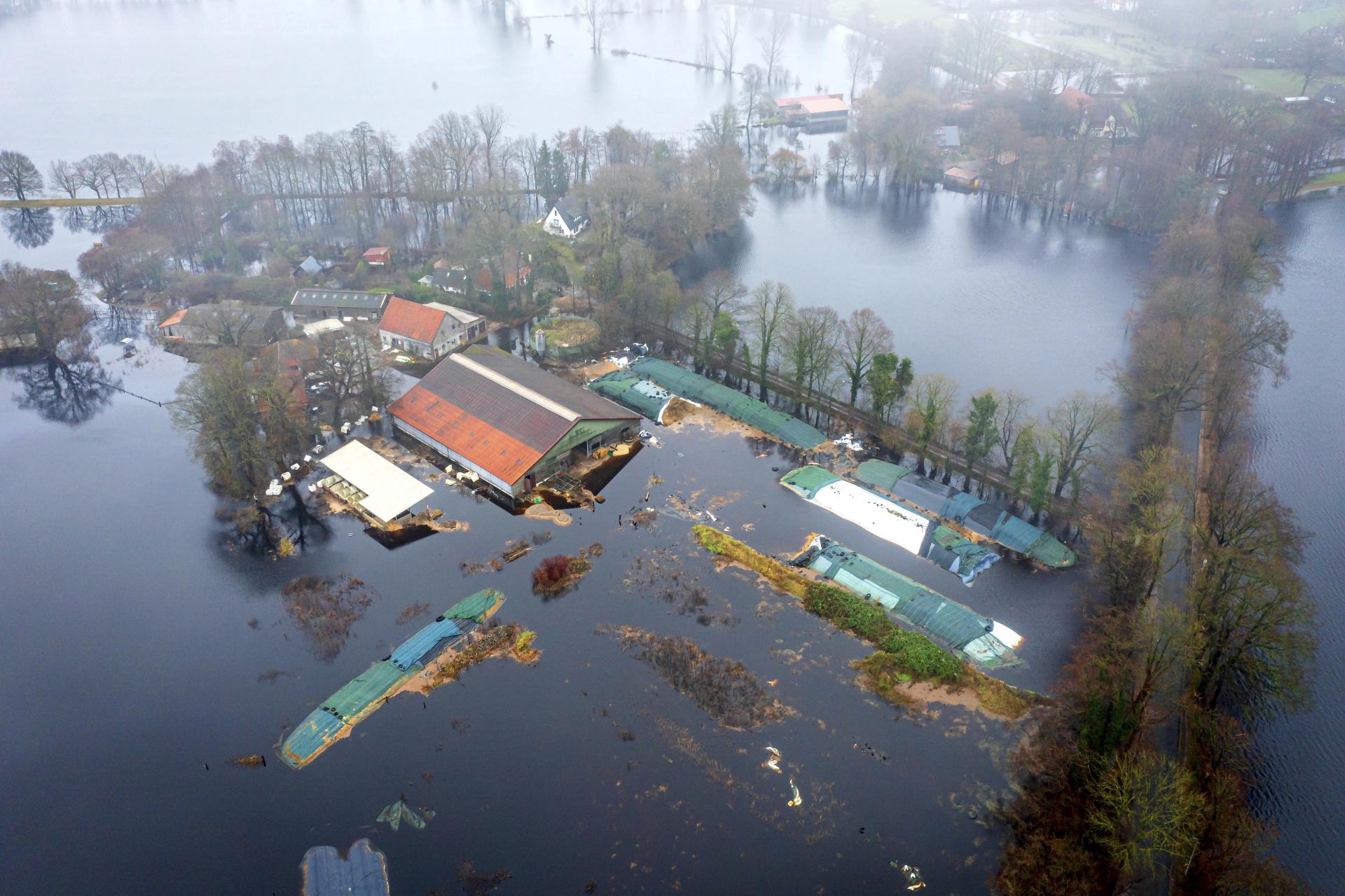 Francúzsko posiela Nemecku na pomoc mobilné hrádze, proti záplavám zasahuje aj armáda