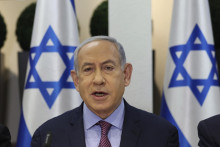 Izraelský premiér Benjamin Netanjahu počas zasadnutia vlády na vojenskej základni Kirya v Tel Avive. FOTO: TASR/AP