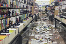 V kníhkupectve v meste Niigata v Japonsku po zemetrasení zostali popadané knihy. FOTO: TASR/AP
