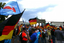 Priaznivci krajne pravicovej AfD na demonštrácii v Berlíne. Strana okrem iného vyjadruje nevôľu voči migrantom. FOTO: Reuters