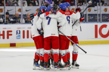 Českí hokejisti sa tešia po strelení druhého gólu počas štvrťfinálového zápasu majstrovstiev sveta hokejistov do 20 rokov. FOTO: TASR/AP