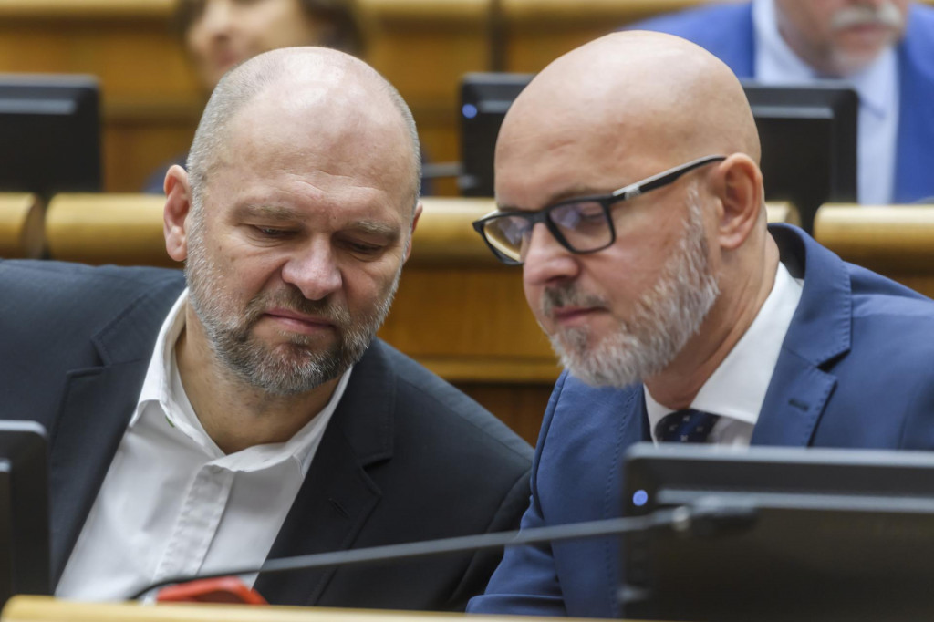 Poslanci Richard Sulík a Branislav Gröhling (obaja SaS). FOTO: TASR/Jaroslav Novák