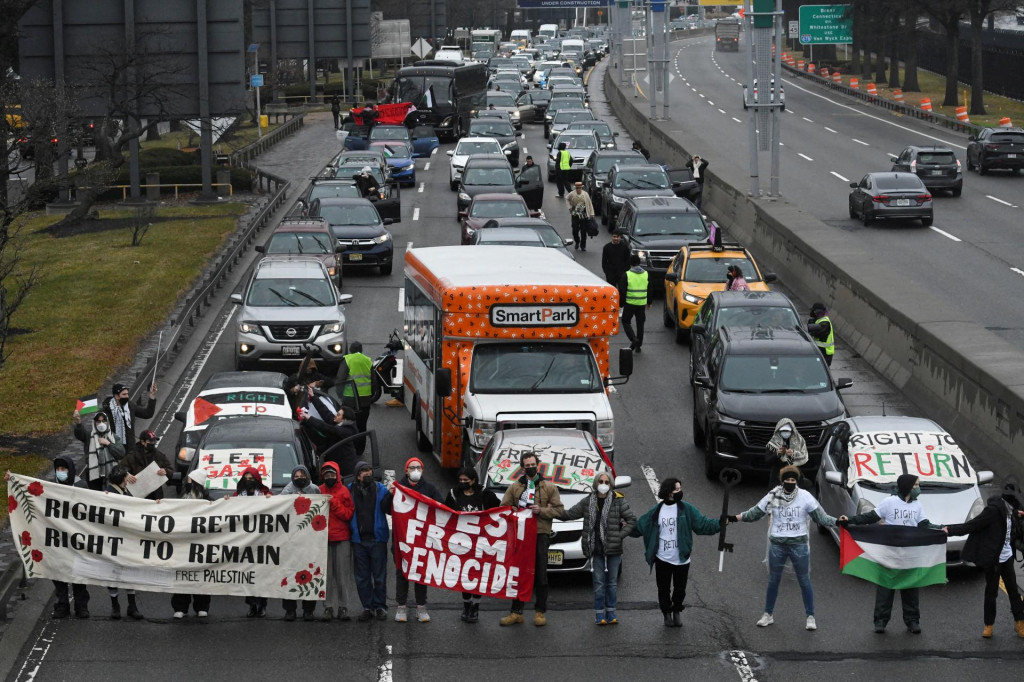 Propalestínski demonštranti blokujú premávku na ceste, ktorá vedie na letisko Johna F. Kennedyho. FOTO: Reuters