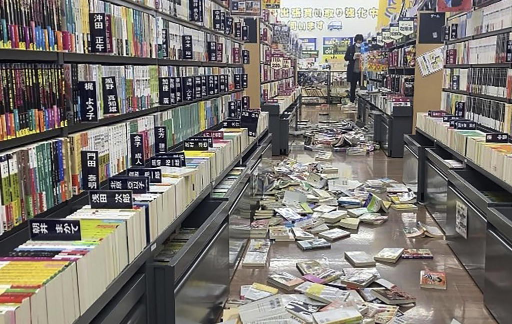 V kníhkupectve v meste Niigata v Japonsku po zemetrasení zostali popadané knihy. FOTO: TASR/AP