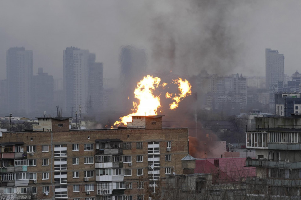 Požiar po ruskom raketovom útoku na obytnú oblasť v Kyjeve 2. januára 2024. FOTO: TASR/AP
