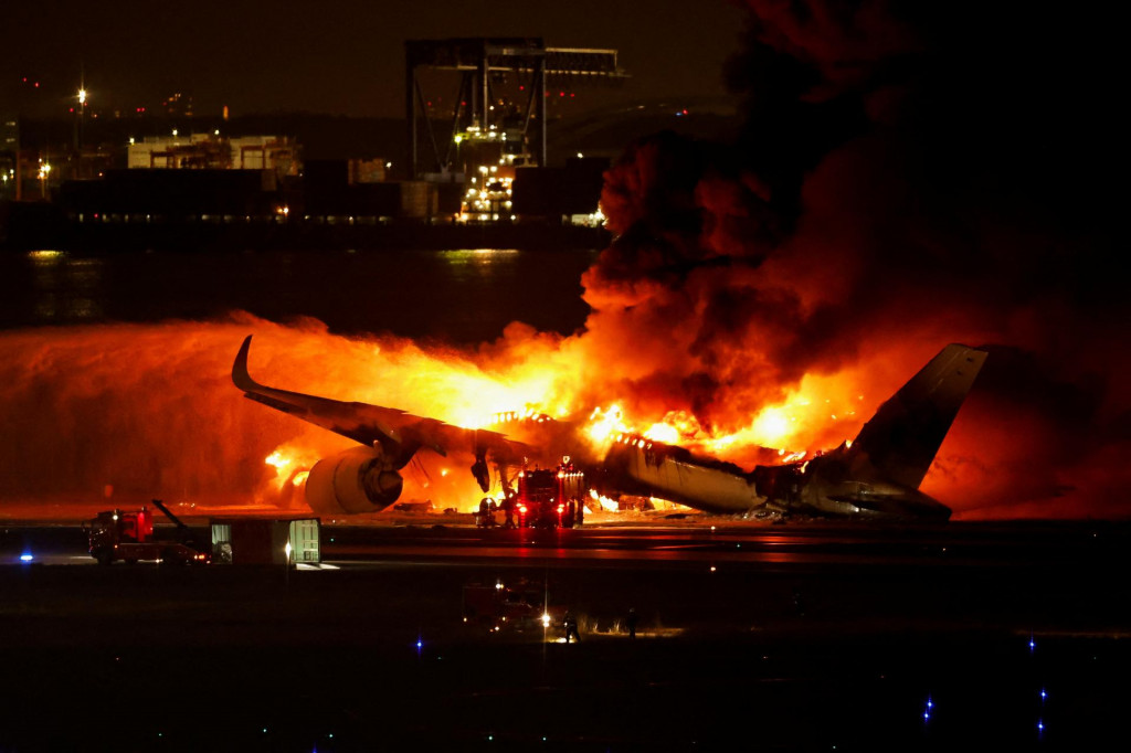 Lietadlo Japan Airlines horí na vzletovej a pristávacej dráhe Medzinárodného letiska, známeho aj ako Haneda. FOTO: Reuters