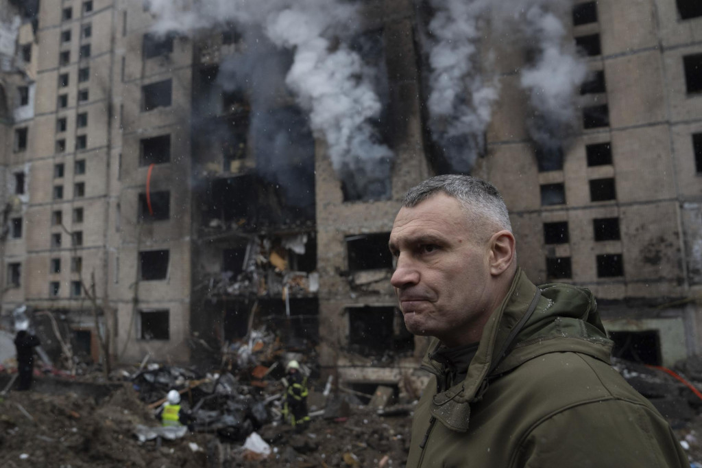 Starosta Kyjeva Vitalij Kličko kontroluje škody pri obytnom dome poškodenom ruským raketovým útokom. FOTO: TASR/AP