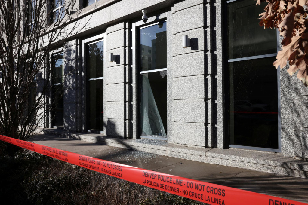 Policajná páska v oblasti, kde sa muž vlámal do budovy najvyššieho súdu v Colorade a zabarikádoval sa. FOTO: REUTERS