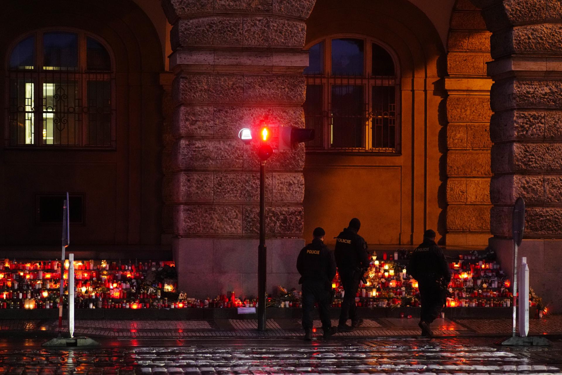 Česká polícia preveruje všetky okolnosti zásahu na univerzite, vláda chce novelizovať zákony o zbraniach