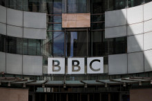 Logo BBC je zobrazené nad vchodom do sídla BBC v Londýne. FOTO: Reuters