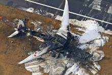 Pohľad na trosky lietadla Japan Airlines. FOTO: Reuters

