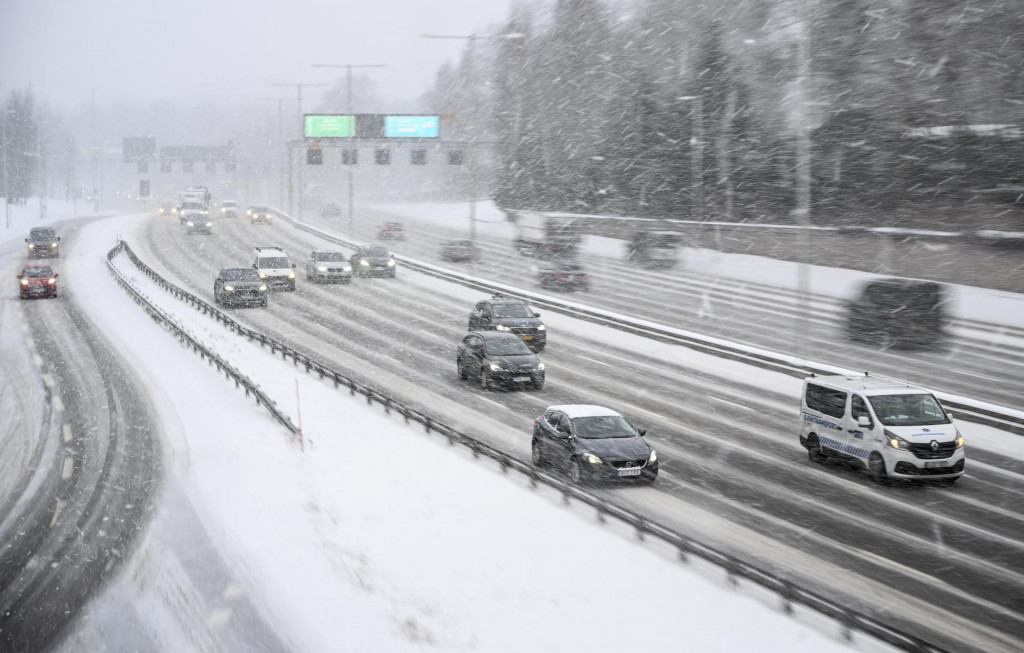 Autá jazdia počas hustého sneženia v Štokholme. FOTO: TASR/AP