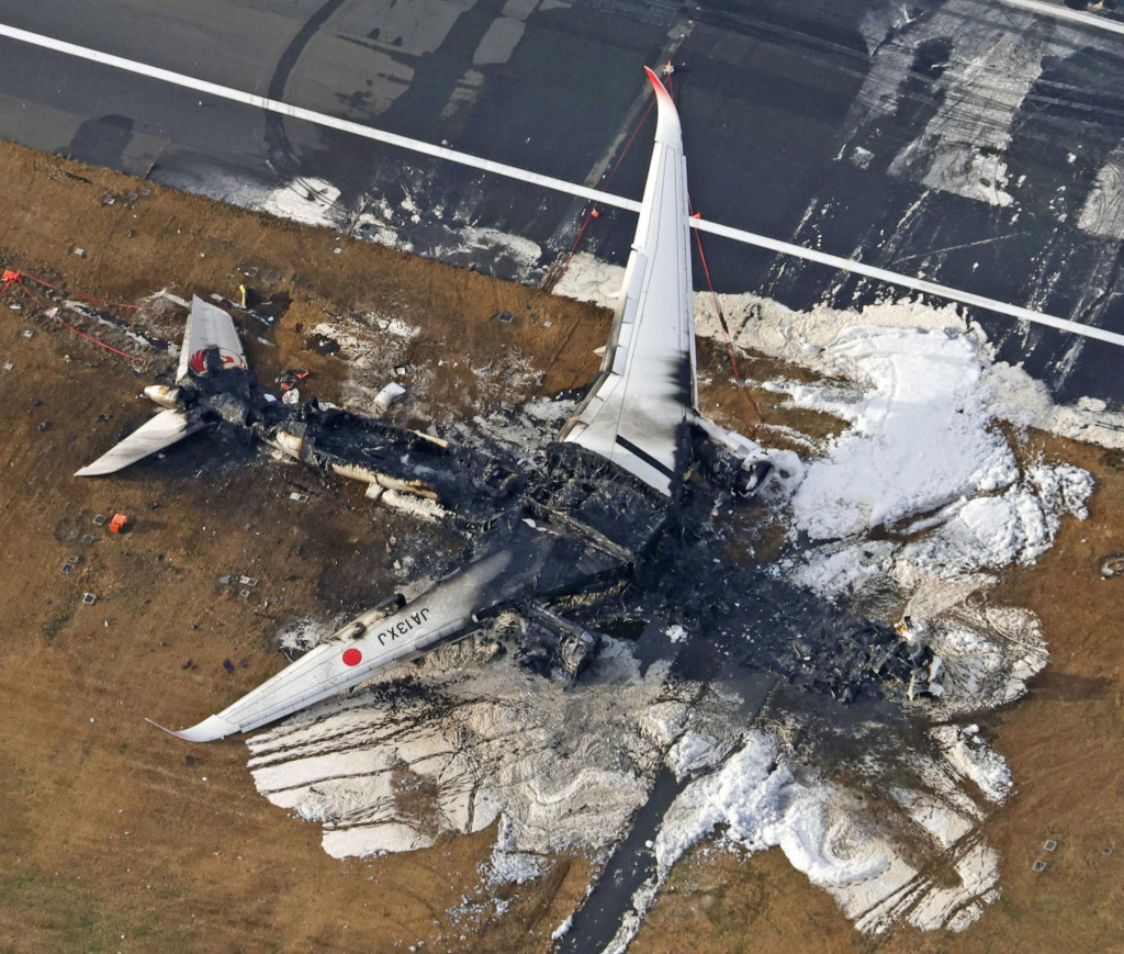 Pohľad na trosky lietadla Japan Airlines. FOTO: Reuters

