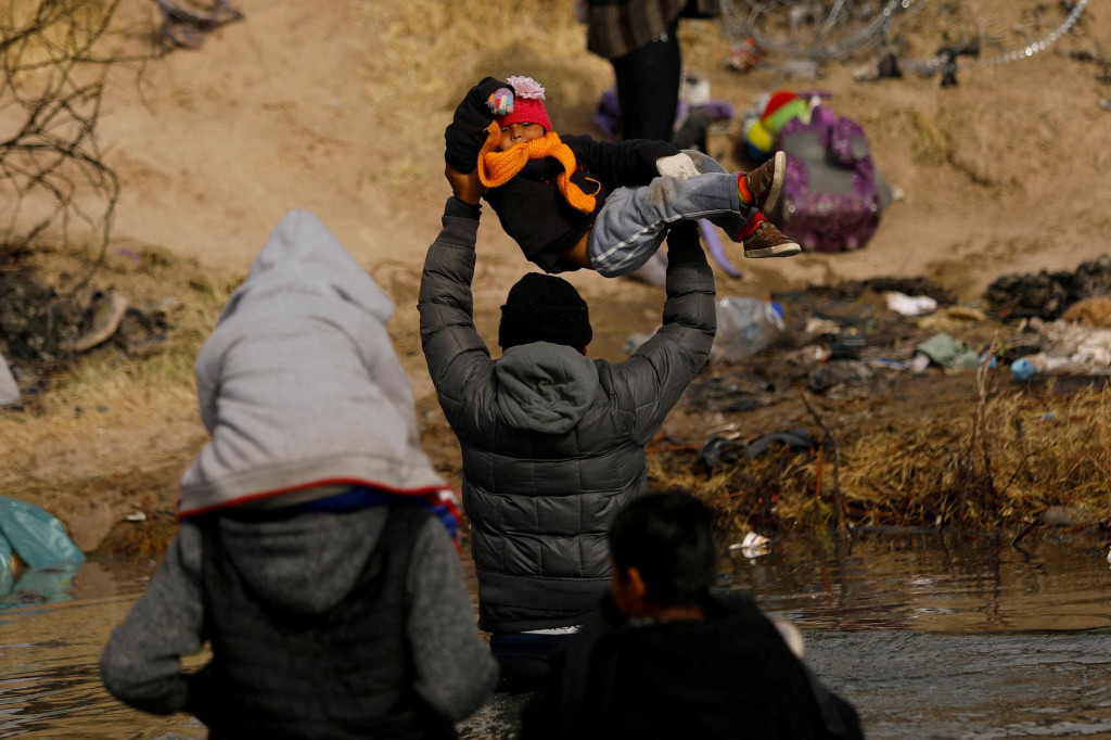 Migranti z Guatemaly pri prekračovaní rieky Rio Bravo na hranici medzi Spojenými štátmi a Mexikom. FOTO: Reuters