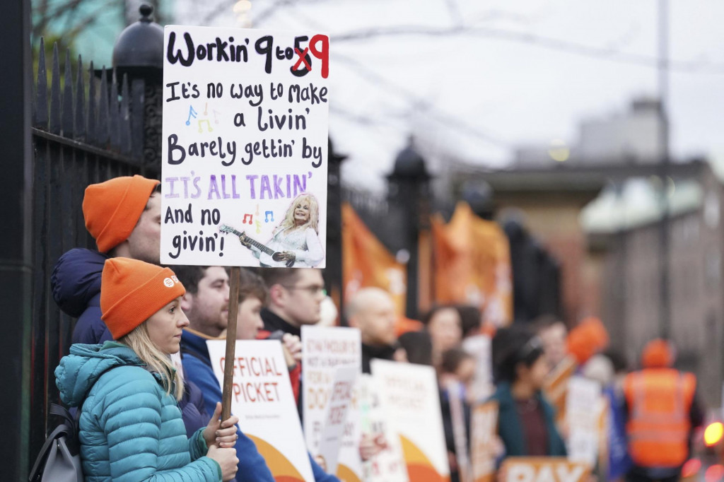 Mladí lekári a členovia Britskej lekárskej asociácie demonštrujú pred fakultnou nemocnicou St Thomas‘ Hospital v Londýne. FOTO: TASR/AP