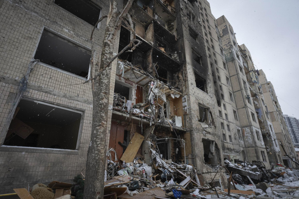 Obytná budova, ktorú poškodil utorňajší raketový útok ruskej armády v Kyjeve. FOTO: TASR/AP