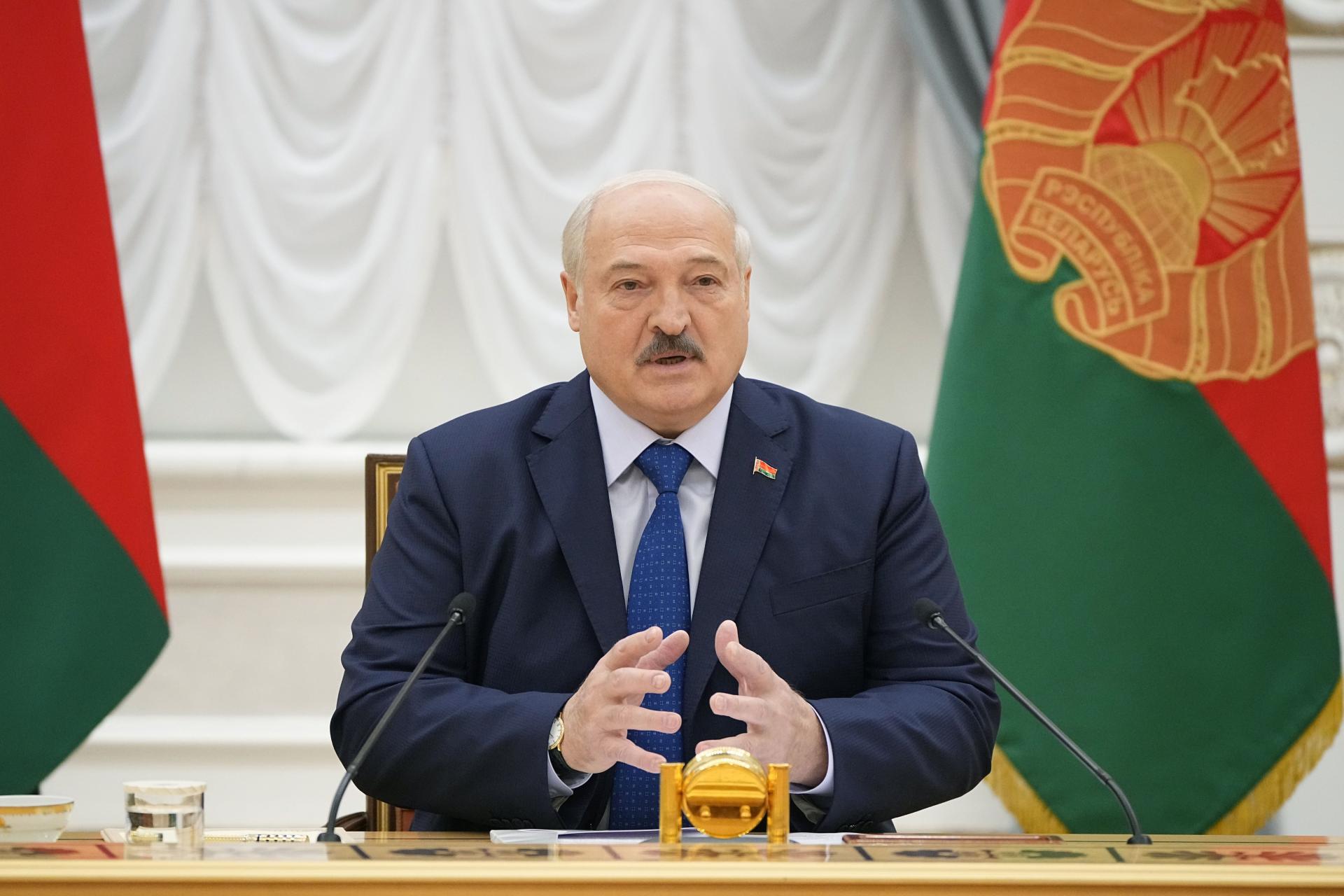 Prezident Lukašenko udelil sebe aj rodine doživotnú imunitu pred stíhaním, obmedzil aj kandidatúru z opozície
