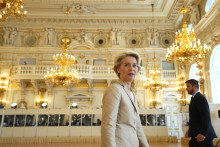 Predsedníčka Európskej komisie Ursula von der Leyenová prichádza na rokovanie za okrúhlym stolom pred začiatkom neformálneho summitu Európskej rady na Pražskom hrade. FOTO: TASR/AP