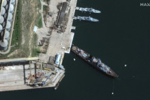 Satelitná snímka ukazuje pohľad na riadený raketový krížnik Moskva ruského námorníctva v prístave v Sevastopole.  FOTO: Reuters