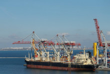 Nákladná loď kotví v čiernomorskom prístave Odesa. FOTO: Reuters