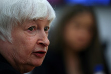 Americká ministerka financií Janet Yellenová dobre vie, že Spojené štáty americké majú dlhový nôž na krku. FOTO: REUTERS