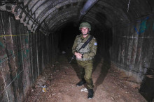 Hovorca izraelskej armády Daniel Hagari sa prihovára novinárom z podzemného tunela, ktorý podľa armády použili príslušníci palestínskeho militantného hnutia Hamas. FOTO: TASR/AP