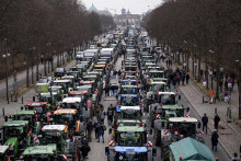 Nemeckí farmári sa zúčastňujú na proteste, ktorý organizuje nemecké združenie poľnohospodárov v Berlíne. FOTO: TASR/AP