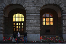 Kvety a sviečky položené pred budovou Filozofickej fakulty Univerzity Karlovej po streľbe v centre Prahy. FOTO: TASR/AP