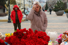 Pomník obetiam ostreľovania Belgorodu. Pri útokoch na mesto ležiace 40 kilometrov od ukrajinských hraníc zahynulo dvadsaťpäť ľudí. FOTO: Reuters