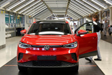 Technik pracuje vo výrobnom závode koncernu Volkswagen v Nemecku. FOTO: Reuters