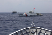 Loď čínskej pobrežnej stráže blokuje smer plavby lode filipínskej pobrežnej stráže. FOTO: Reuters