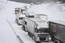 Veľký počet kamiónov uviazol na diaľnici E22 kvôli veľkému množstvu snehu pri Linderöde na juhu Švédska. FOTO: TASR/AP