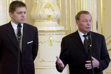 Rudolf Schuster prijal ešte ako prezident Roberta Fica v marci 2001 v Prezidentskom paláci. FOTO: TASR/Štefan Puškáš