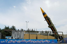 Iránska balistická strela Khaibar s doletom dvetisíc kilometrov, ktorú predstavili v máji 2023. FOTO: REUTERS
