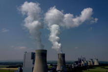 Na archívnej snímke z 8. júna 2023 para stúpa z uhoľnej elektrárne v nemeckom meste Neurath.  FOTO: TASR/AP