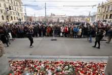 Študenti vytvorili ľudskú reťaz na pamiatku obetí streľby na pražskej univerzite. FOTO: Reuters