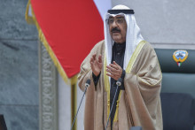 Nový kuvajtský emir Mišal Ahmad Džábir Sabáh tlieska počas skladania sľubu v Národnom zhromaždení v Kuvajte. FOTO: TASR/AP