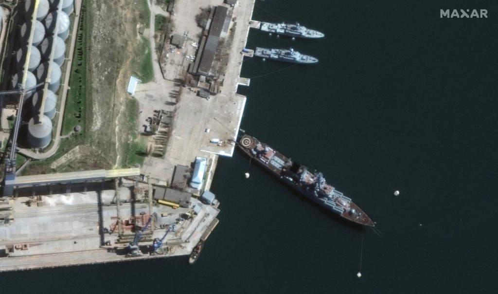 Satelitná snímka ukazuje pohľad na riadený raketový krížnik Moskva ruského námorníctva v prístave v Sevastopole.  FOTO: Reuters
