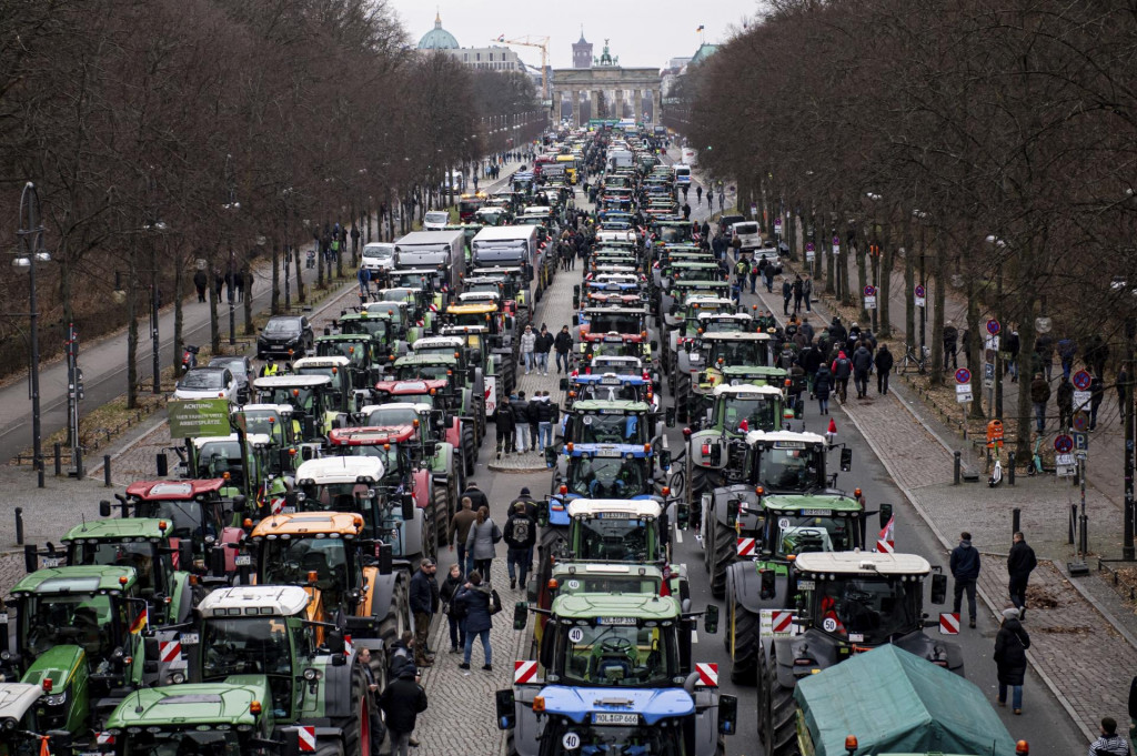 Nemeck&iacute; farm&aacute;ri sa z&uacute;častňuj&uacute; na proteste, ktor&yacute; organizuje nemeck&eacute; združenie poľnohospod&aacute;rov v Berl&iacute;ne. FOTO: TASR/AP