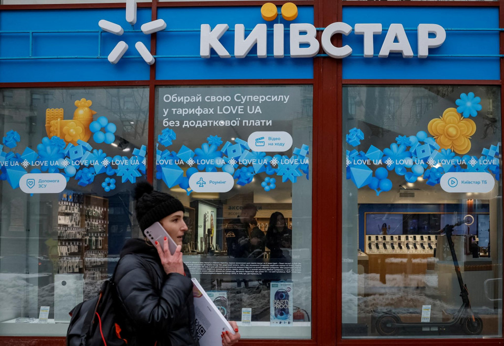 Žena prechádza okolo obchodu ukrajinskej telekomunikačnej spoločnosti Kyivstar. FOTO: Reuters