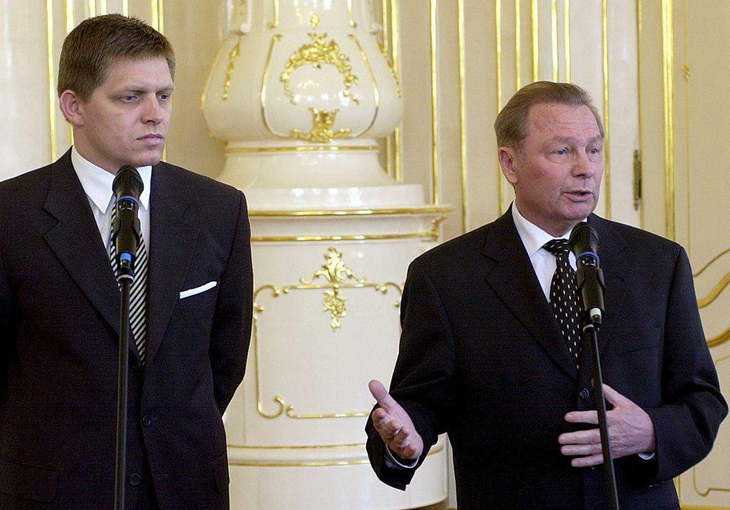 Rudolf Schuster prijal ešte ako prezident Roberta Fica v marci 2001 v Prezidentskom paláci. FOTO: TASR/Štefan Puškáš