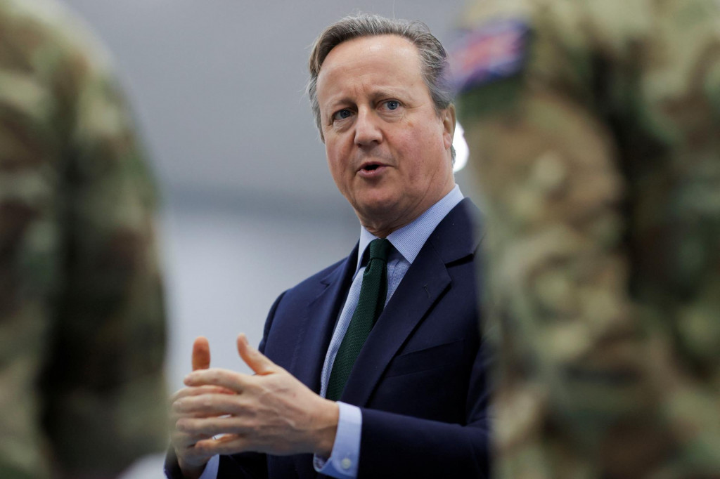 Britský minister zahraničných vecí David Cameron hovorí pri stretnutí s britskými jednotkami, ktoré sú súčasťou mierovej misie pod vedením NATO v kosovskej Prištine. FOTO: Reuters